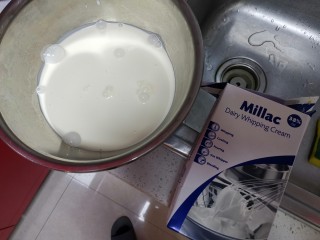 13、海绵蛋糕,如果想吃奶油蛋糕将奶油打发抹在蛋糕上就可以啦