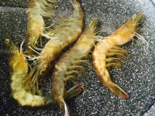 2、海虾烧冬瓜#有个故事#,锅里倒入适量的清水、加适量花椒和料酒、把洗净的虾放入锅中大火煮开后转小火煮熟