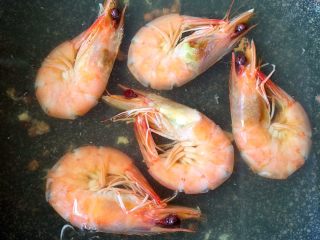 3、海虾烧冬瓜#有个故事#,煮熟的虾捞出沥干水分备用、虾汤倒出备用