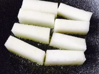 4、海虾烧冬瓜#有个故事#,一定要记住热锅冷油哟、加入适量的橄榄油、把切好的冬瓜条放入锅里