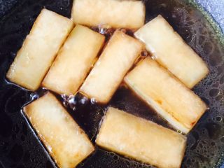 6、海虾烧冬瓜#有个故事#,倒入煮虾的汤、加蚝油和生抽、盐、白糖