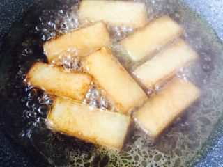 7、海虾烧冬瓜#有个故事#,大火烧开转小火慢慢收干汤汁浓稠加水淀粉勾薄、淋上芝麻油即可