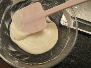 5、新手奶油小西饼——少油少糖,稍稍搅拌，调成面糊。