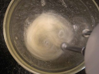 10、新手奶油小西饼——少油少糖,分次倒入。糖打发蛋白。