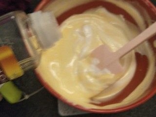 13、新手奶油小西饼——少油少糖,倒入10克植物油。