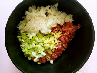 4、煎酿秋葵,加入葱花姜末。