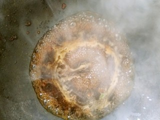 11、煎酿秋葵,重新起锅,加入少量清水,再入少许生抽,烧开之后兑入少量的水淀粉,再次烧开,即成粘稠的汤汁。