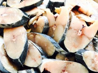 1、熏鲅鱼#烟台特色#,鲅鱼洗净后冷冻一个小时、这样好切片、冷冻的鲅鱼斜切成1、5厘米的厚度、如图