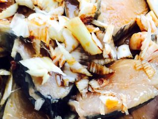 2、熏鲅鱼#烟台特色#,加入盐、生抽、白糖、料酒和葱花拌匀后腌制最少30分钟、否则不入味