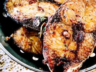 4、熏鲅鱼#烟台特色#,锅中倒入适量的食用油烧至六成热的时候、把腌制好的鲅鱼片、倒入锅中、两面炸至金黄色捞出沥干、如图