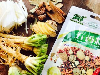 5、熏鲅鱼#烟台特色#,把配料都准备好、如图