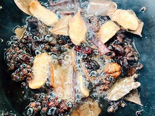 6、熏鲅鱼#烟台特色#,热锅冷油、加入调料炒出香味……