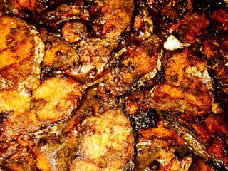 11、熏鲅鱼#烟台特色#,半个小时以后、把鲅鱼捞出沥干备用