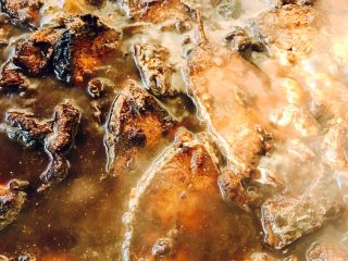 10、熏鲅鱼#烟台特色#,大火烧开后转中火继续炖20分钟