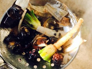 12、熏鲅鱼#烟台特色#,把所有的调料捞出