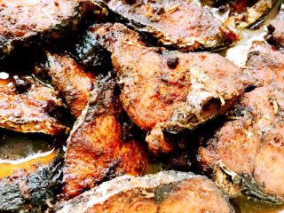 13、熏鲅鱼#烟台特色#,锅中倒入五香粉后把鲅鱼放进去烧开后关火、放凉、放入冰箱冷藏一夜后就可以吃了