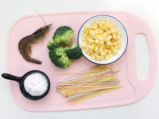 1、彩蔬鲜虾面条丸子,食材准备：虾5-10只 西兰花3朵 玉米粒30克 彩虹直面50克 淀粉30克 宝宝食盐/酱油适量