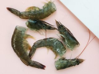 3、彩蔬鲜虾面条丸子,鲜虾去头去壳及虾线