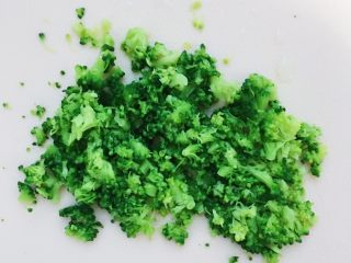 6、彩蔬鲜虾面条丸子,西兰花剁成碎末