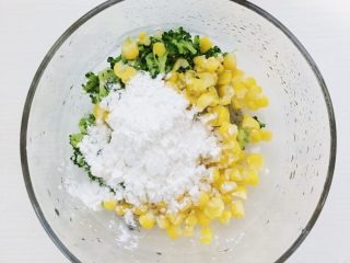 9、彩蔬鲜虾面条丸子,倒入淀粉 宝宝食盐和酱油