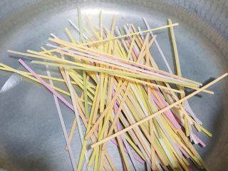 11、彩蔬鲜虾面条丸子,面条下锅煮熟煮透