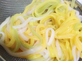 12、彩蔬鲜虾面条丸子,煮好的面条稍微晾凉一会儿