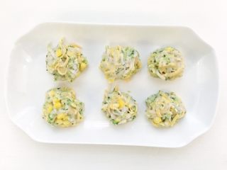 14、彩蔬鲜虾面条丸子,将混合好的所有食材放在手心团成丸子