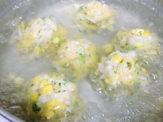 15、彩蔬鲜虾面条丸子,水开之后放入锅中再次沸腾后加些冷水（步骤和煮水饺差不多 重复三次 丸子浮起来就好了）