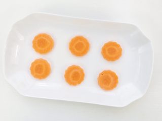 16、彩蔬鲜虾面条丸子,这时候可以切几片胡萝卜片（我用磨具压出大小均匀的小花朵）