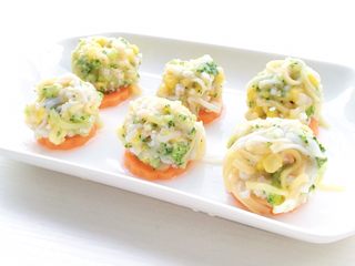 17、彩蔬鲜虾面条丸子,煮好的丸子放置在胡萝卜片上就好啦 