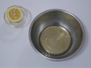 3、巨简单、超治愈的云朵蛋糕,将鸡蛋分离，我们只取蛋清(蛋黄可以做用来做其他美食）。挤入几滴柠檬????汁