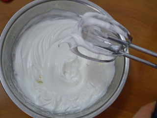 6、巨简单、超治愈的云朵蛋糕,打至打蛋器有一个小三角即可