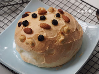 9、巨简单、超治愈的云朵蛋糕,烤箱150度预热，烘烤20～25分钟左右即可。