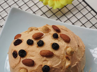 10、巨简单、超治愈的云朵蛋糕,把蛋糕取出来，稍微晾凉一下就可以吃了。