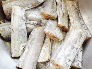 1、#年夜饭#干炸带鱼,带鱼洗净后、去头掐胃、切成块、用少许盐、料酒和花椒粉腌制20分钟