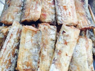 4、#年夜饭#干炸带鱼,炸好的带鱼捞出控油……