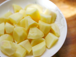 1、平底锅版奶香土豆饼,准备食材：土豆6个、糯米粉200g、澳优能立多G4奶粉3勺、面粉少许、黑芝麻1勺、胡椒粉一勺、盐适量。土豆洗净去皮切小块。