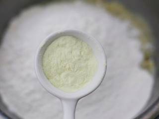 4、平底锅版奶香土豆饼,加入3勺澳优能立多G4奶粉。