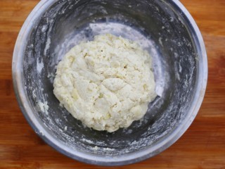 7、平底锅版奶香土豆饼,拌匀揉成团，压成饼状待用。