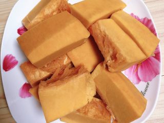 2、南瓜糯米夹心饼,南瓜切大块儿待用。