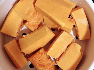 3、南瓜糯米夹心饼,将切好的南瓜放入蒸锅蒸20分钟。