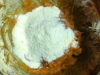 6、南瓜糯米夹心饼,往南瓜泥中加入50克奶粉。