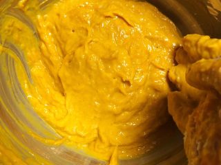 7、南瓜糯米夹心饼,将奶粉和南瓜泥搅拌均匀。