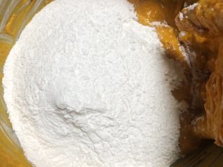 8、南瓜糯米夹心饼,再加入300克糯米粉。
