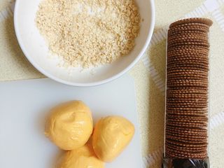 11、南瓜糯米夹心饼,将南瓜糯米面团揉成一个个小圆球。准备好了和饼干和白芝麻。