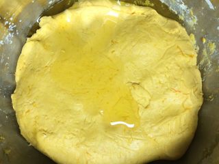 10、南瓜糯米夹心饼,在面团上放一些油，避免揉面团时粘手。