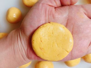 13、南瓜糯米夹心饼,将小面团按扁，大小和饼干大小一致。