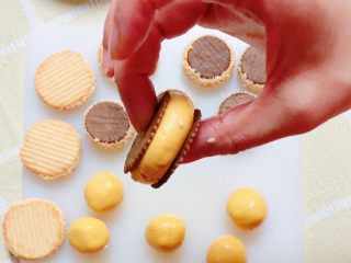 14、南瓜糯米夹心饼,南瓜糯米馅儿两面盖上一片饼干。