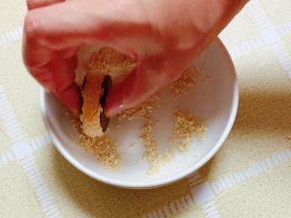 15、南瓜糯米夹心饼,将夹心饼在白芝麻碗中滚一下，粘上一圈白芝麻。