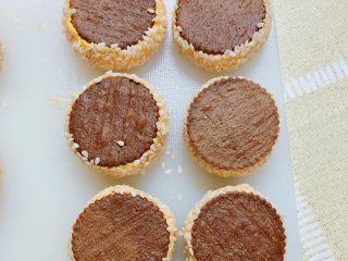 16、南瓜糯米夹心饼,南瓜糯米夹心饼就一个个做好了。